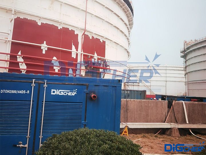 德高潔磁吸附儲罐除銹爬壁機器人超高壓泵站