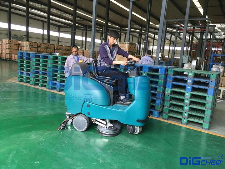 洗地機(jī)清洗地面