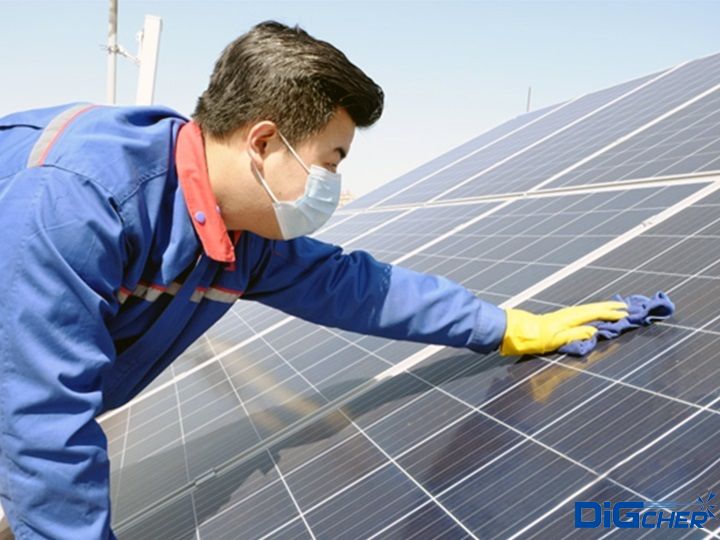 手工清潔太陽(yáng)能電池板